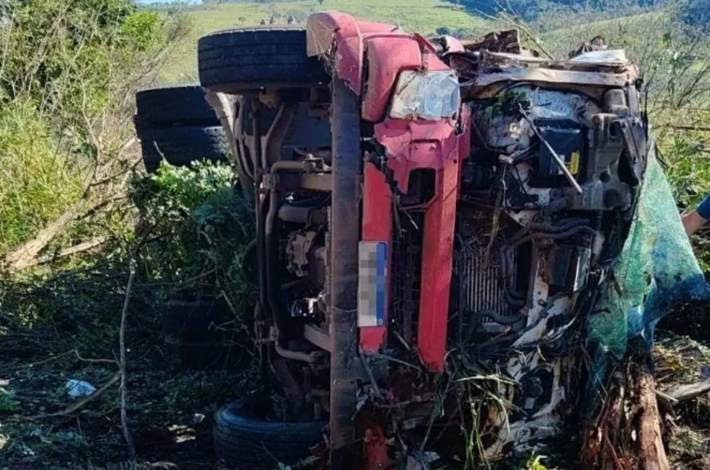 Caminhão de Jardim Alegre tomba e deixa vítima grave em acidente na PR-539