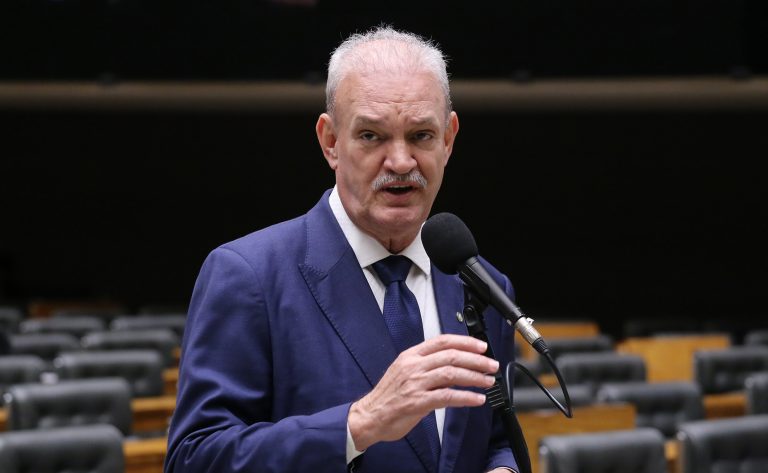 A Câmara dos Deputados aprova novas regras para sinalização de atendimento prioritário a pessoas com deficiência