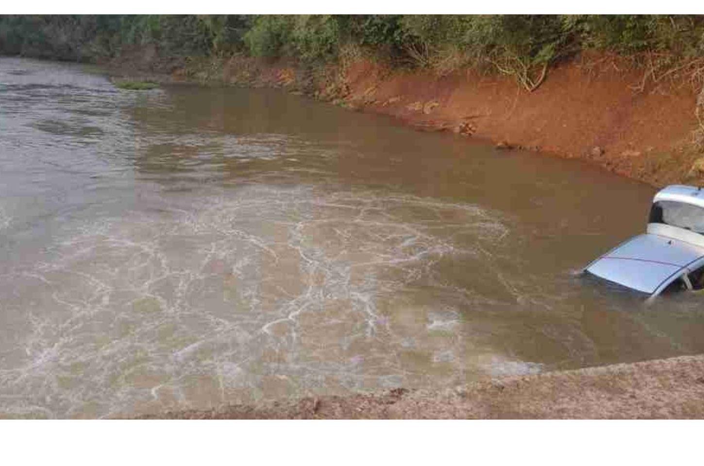 Criança desaparece após carro cair de ponte e submergir no rio Xagu, em Rio Bonito do Iguaçu