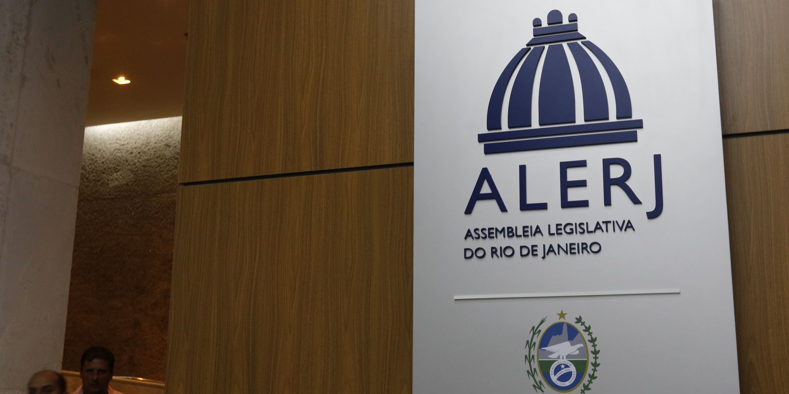 Deputados do Rio de Janeiro aprovam tornozeleira rosa para agressores de mulheres