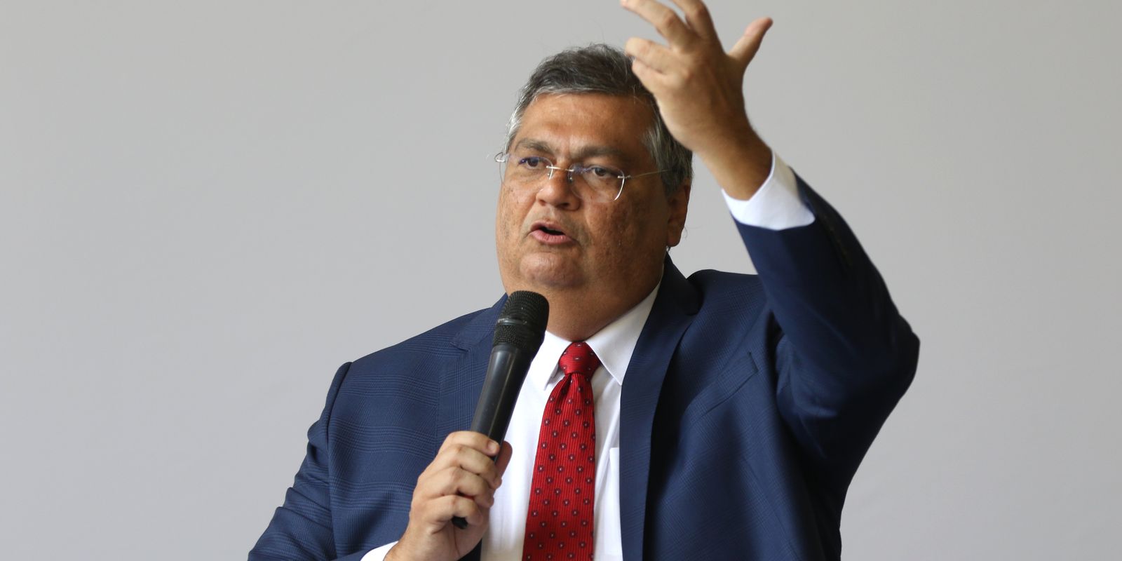 Dino bloqueia R$ 119 milhões de Valdemar Costa Neto por suspeita de irregularidades em emendas