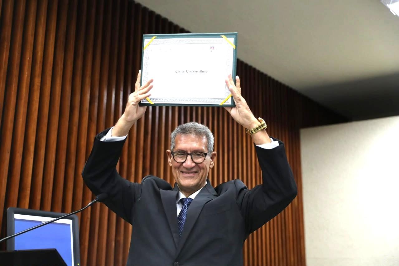 Henrique Pinto recebe Título de Cidadão Benemérito do Paraná por trajetória de contribuição ao desenvolvimento do Estado