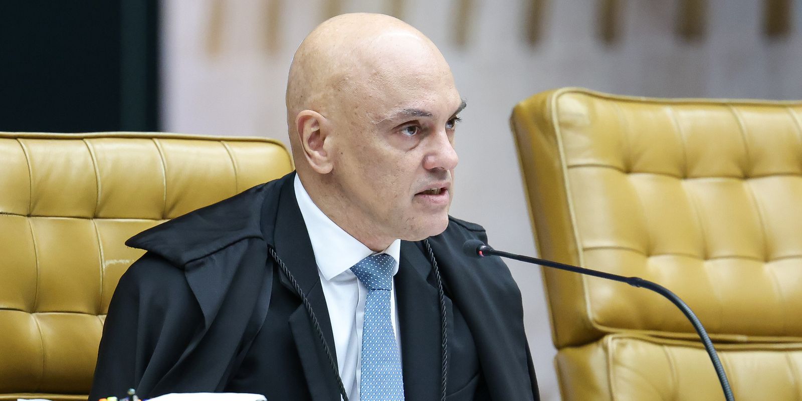 Alexandre de Moraes suspende visitas de Flávio Bolsonaro a Jair Bolsonaro em prisão domiciliar