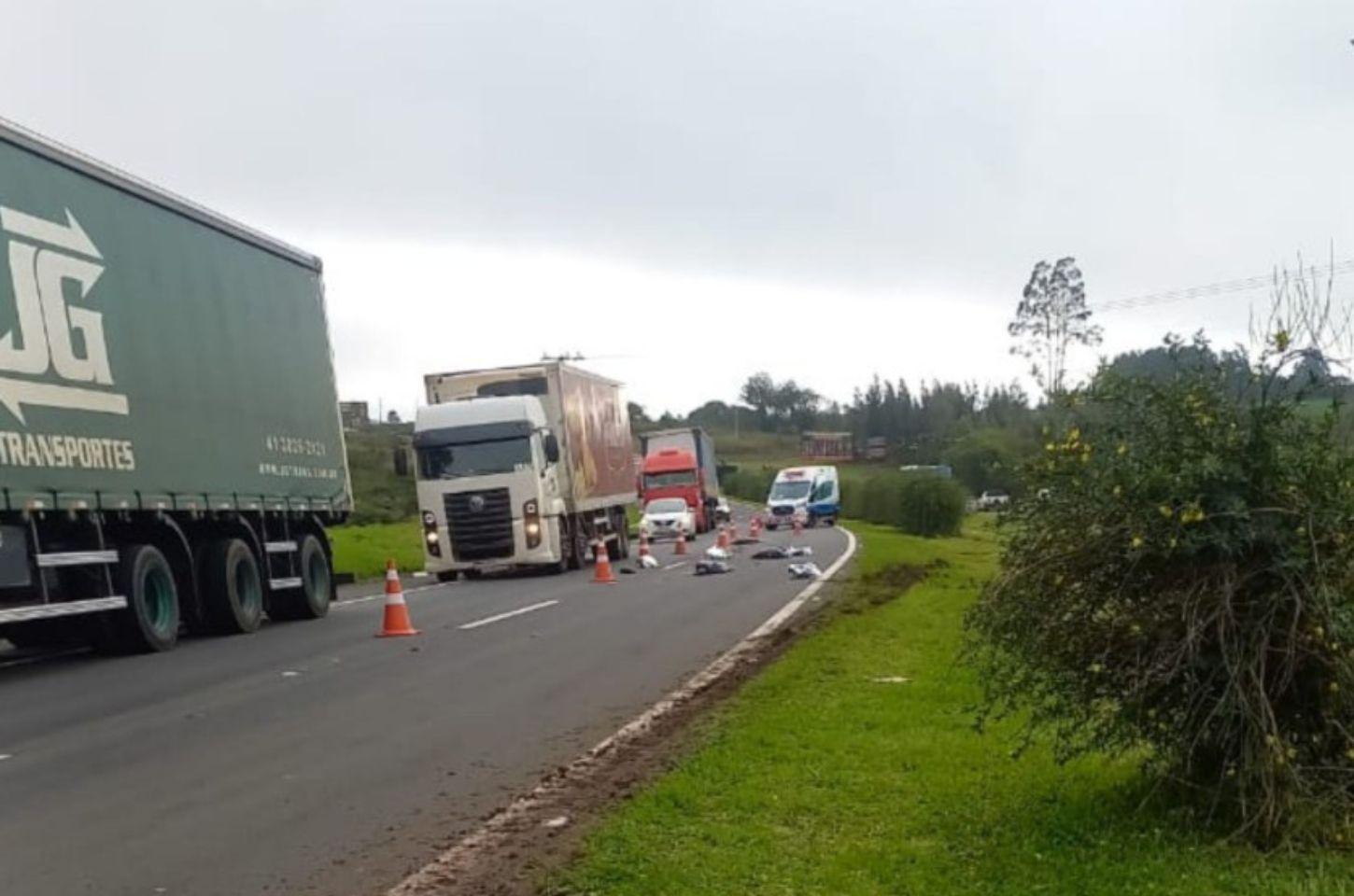 Motociclista morre após colisão e atropelamento em acidente na PR-151 em Carambeí