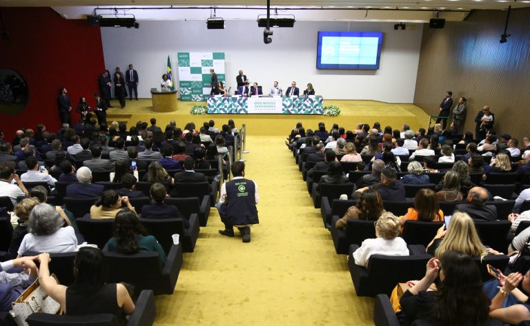 Hugo Motta defende modernização do Estado durante posse de novos servidores na Câmara dos Deputados