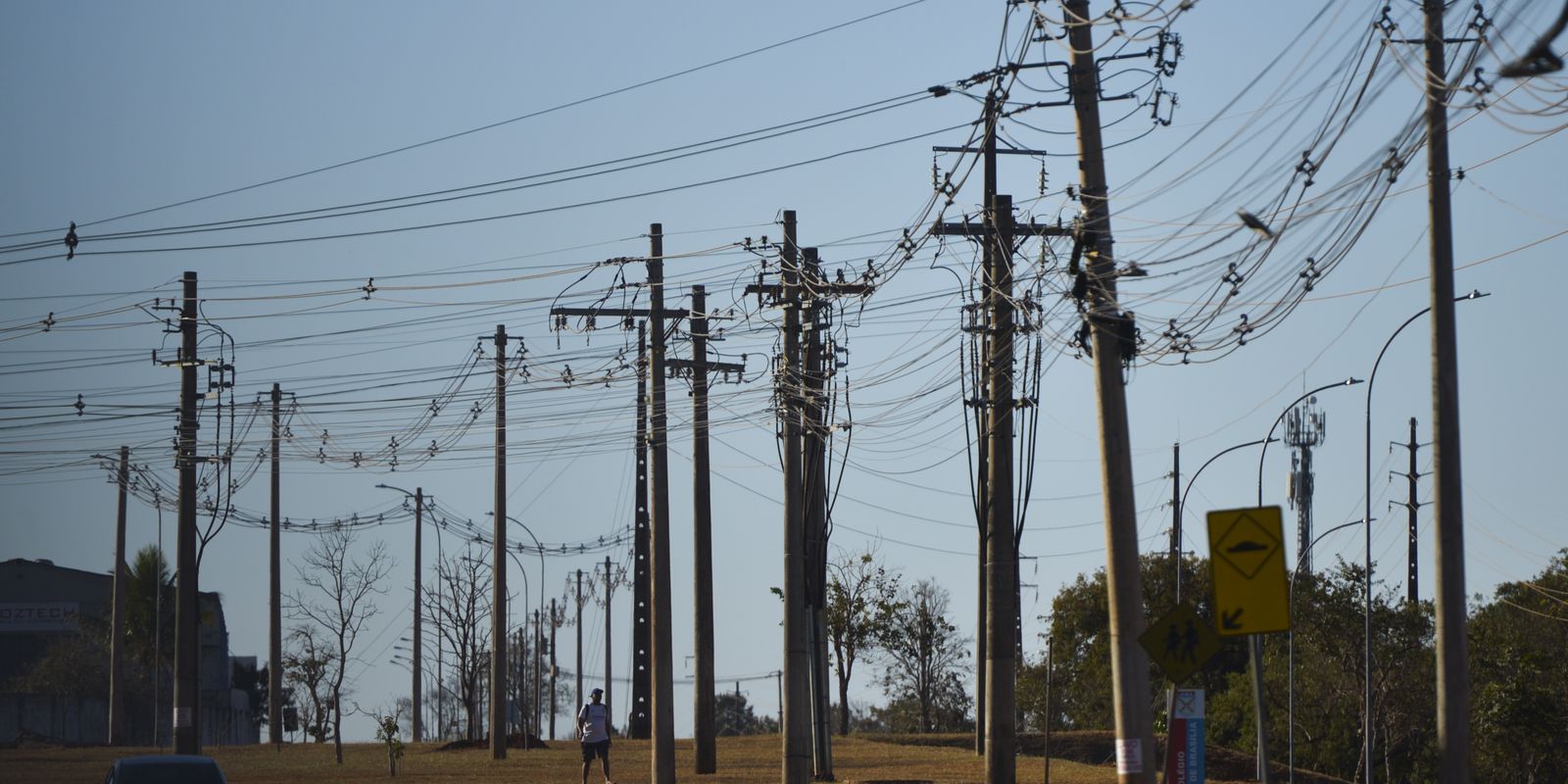 Acidentes com a rede elétrica aumentam no Brasil em 2025, revela balanço da Abradee