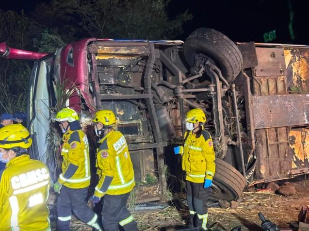 GRAVE ACIDENTE: Ônibus que seguia de Gramado (RS) em direção ao Paraguai sai da pista na SC-492 e deixa três mortos no oeste catarinense