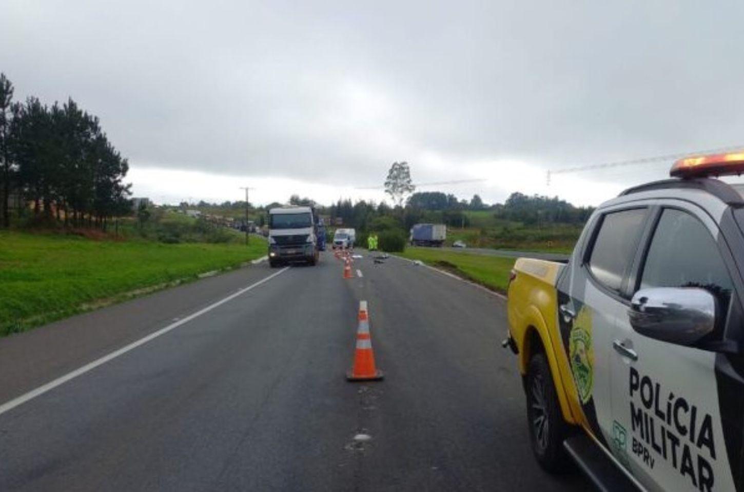 Motociclista morre após colisão e atropelamento em acidente na PR-151 em Carambeí