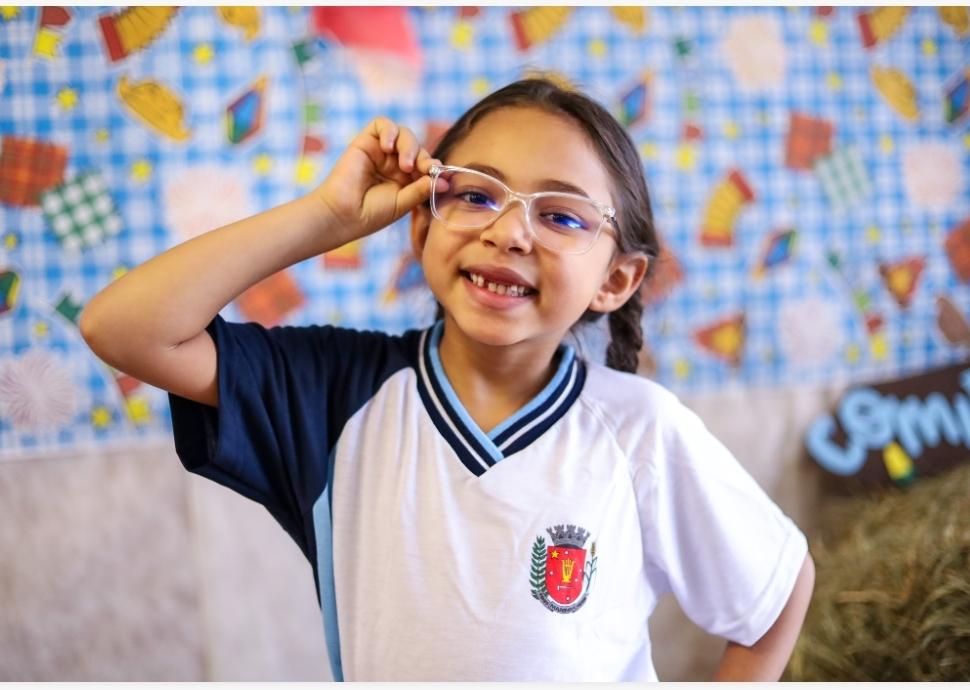 Programa ‘Olhando para o Futuro’ entrega mil óculos a alunos em Maringá