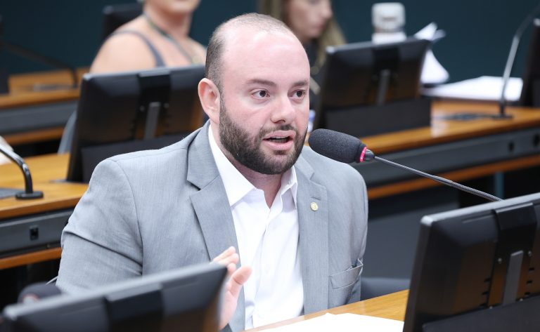 Projeto de lei exige identificação em estabelecimentos de hospedagem para proteger crianças e adolescentes