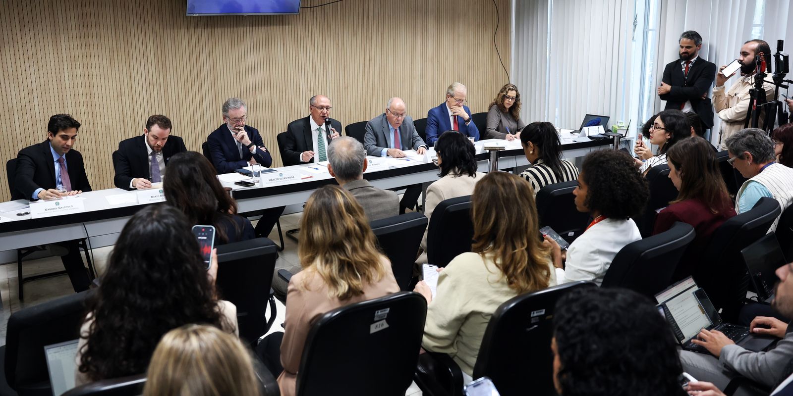 Governo federal retoma plano de apoio a setores atingidos por novo tarifaço dos EUA