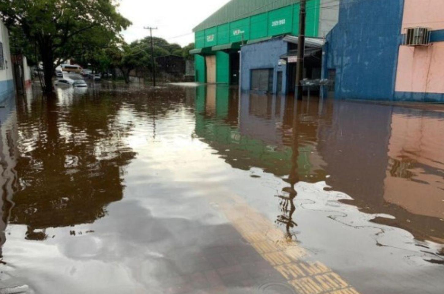 Temporal deixa desabrigados e estragos no PR; Inmet e Simepar alertam para tempestades