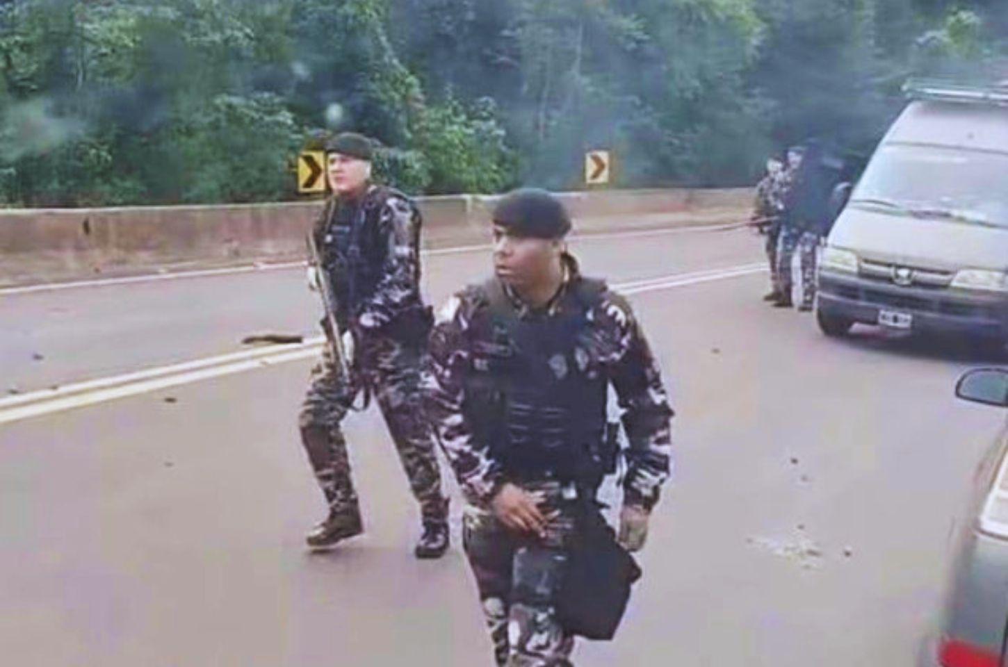 VÍDEO: Acidente na BR-277 termina em saque de carga e confronto com policiais