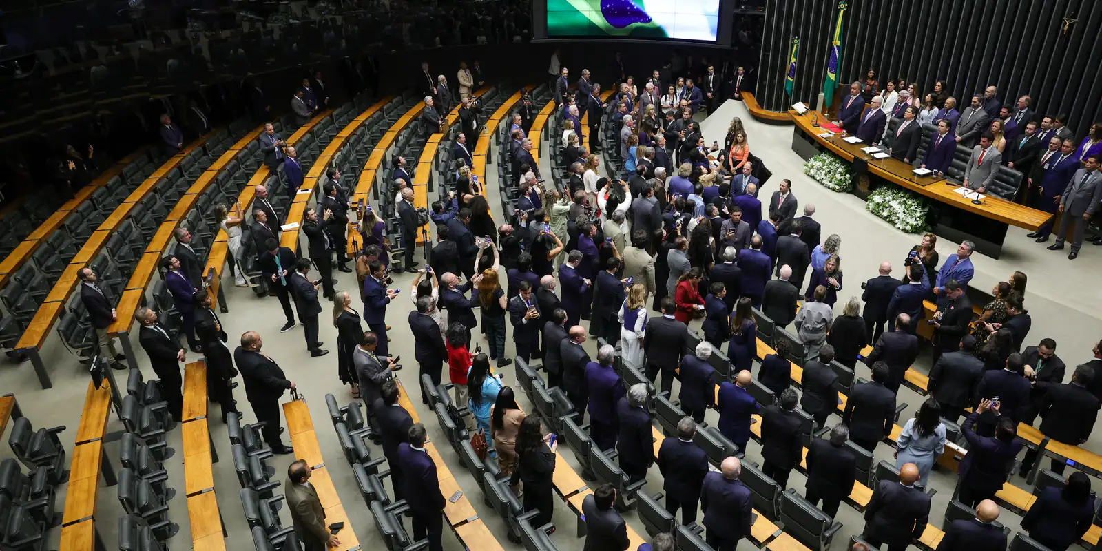 Congresso vota medida provisória sobre a taxa das blusinhas nesta segunda