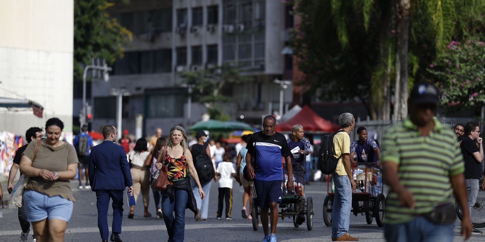 Ritmo de crescimento populacional cai para 0,37% em 2026, aponta IBGE