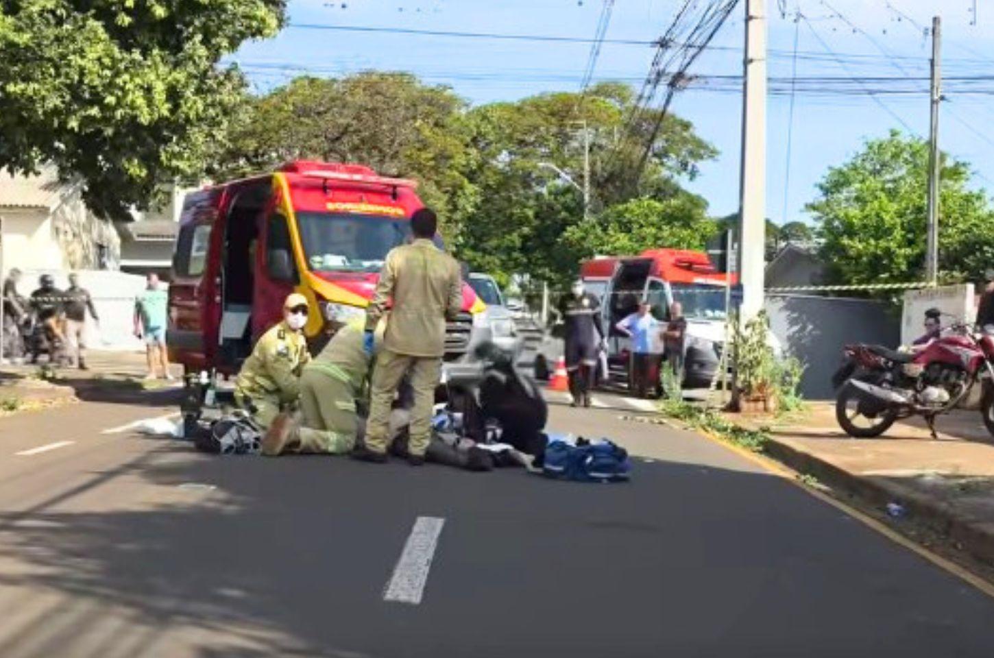 Grave acidente em Maringá entre moto e caminhonete trava o trânsito na Rua Arlindo Planas