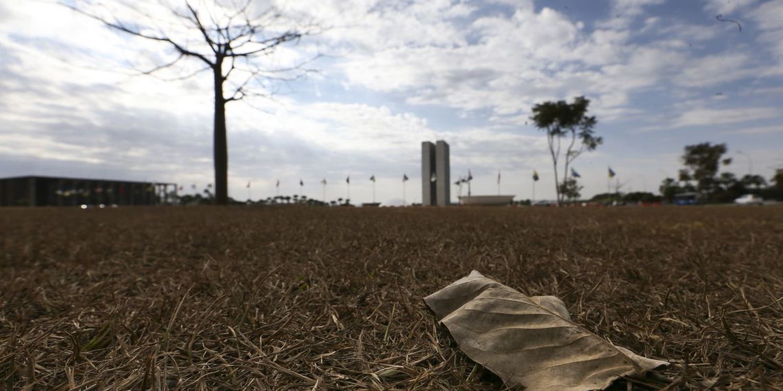 Previsão do tempo alerta para temporais no Sul e calor forte pelo país