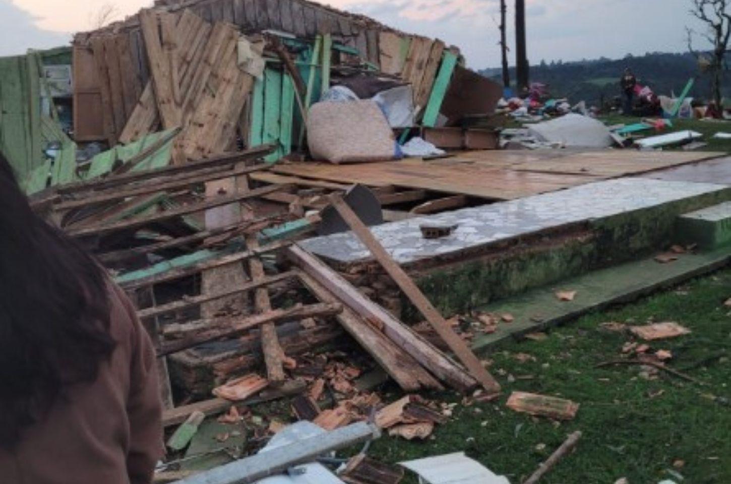 Simepar investiga a intensidade do tornado em Piraí do Sul após destruição