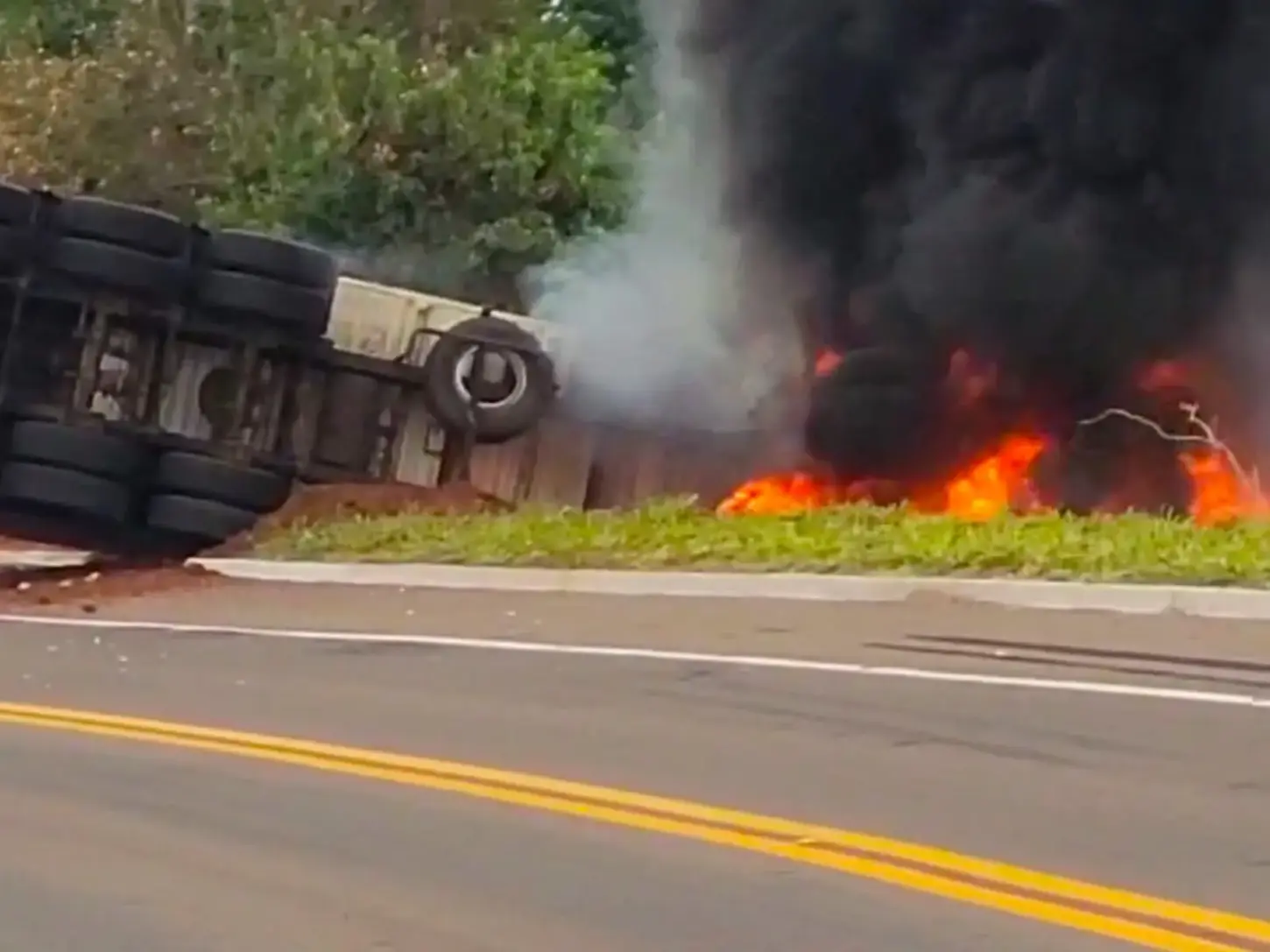 VÍDEO Tragédia na BR-487: Caminhoneiro morre carbonizado após tombamento de caminhão no Paraná