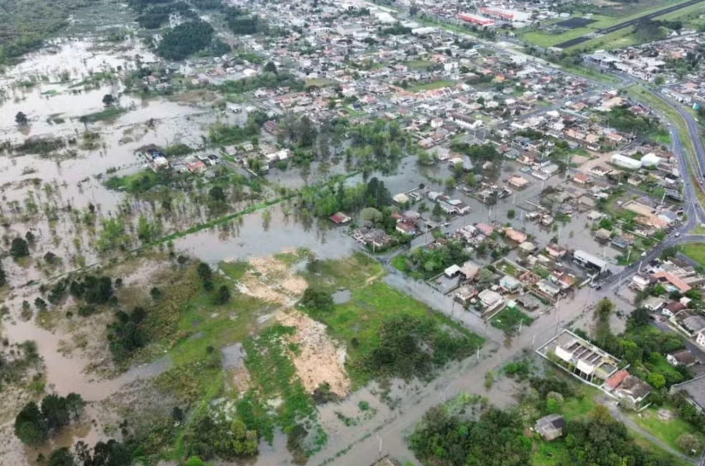 Chuvas no Paraná afetam 24 mil pessoas com mortes e bloqueios