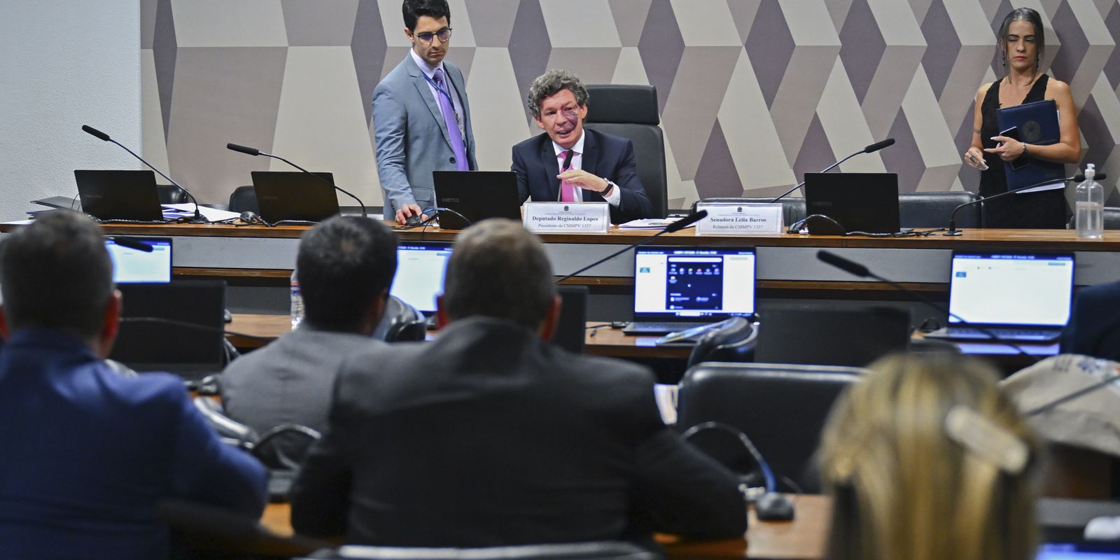 Comissão aprova MP que zera imposto da taxa das blusinhas no Congresso