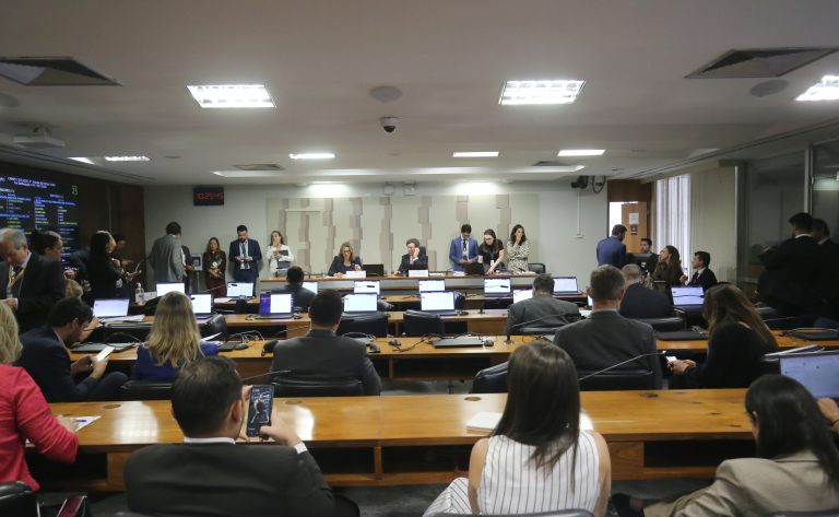 Comissão aprova fim da taxa das blusinhas e texto segue para a Câmara