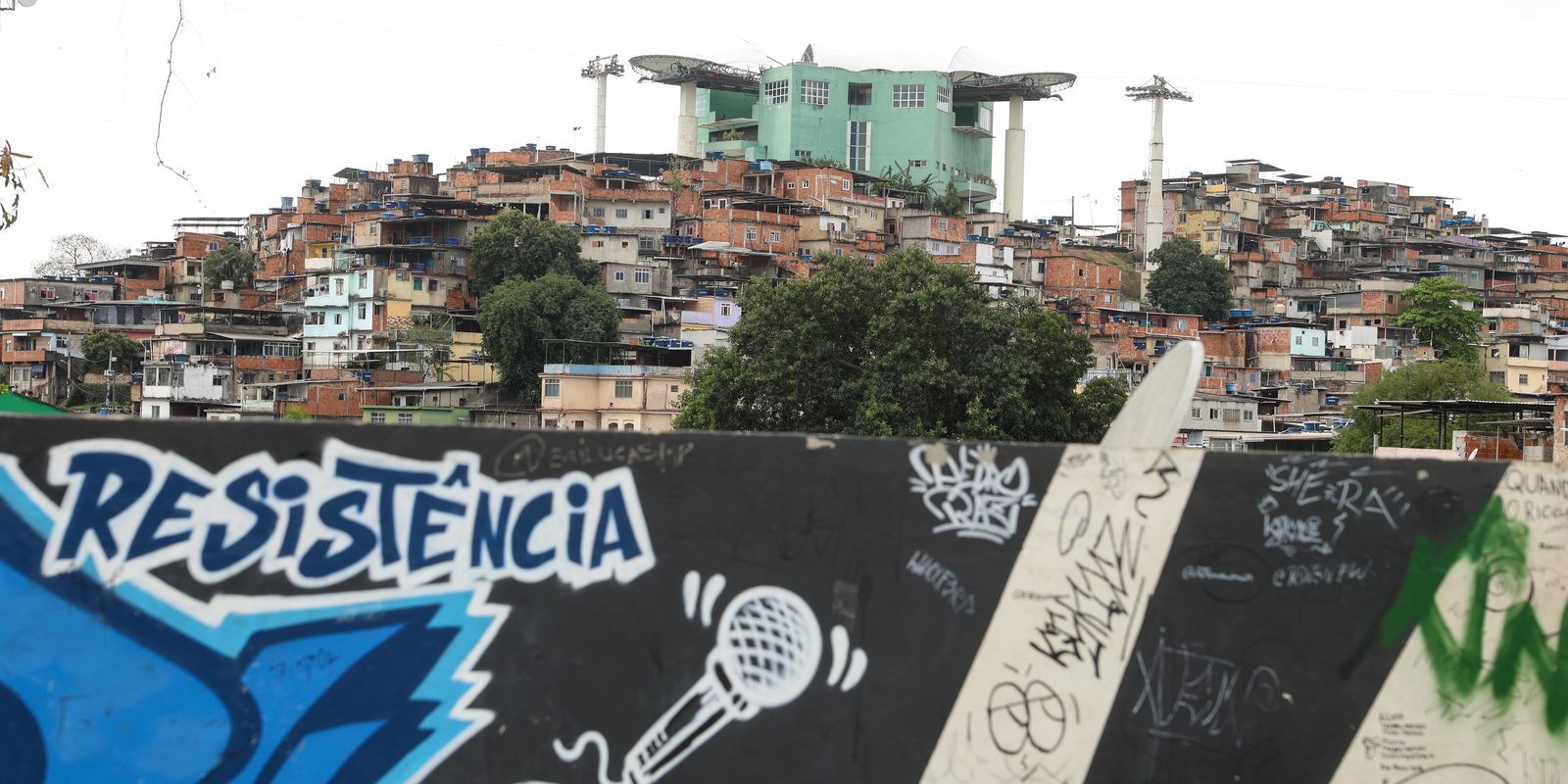Moradores de periferias cobram foco em educação e saúde nas eleições no Rio