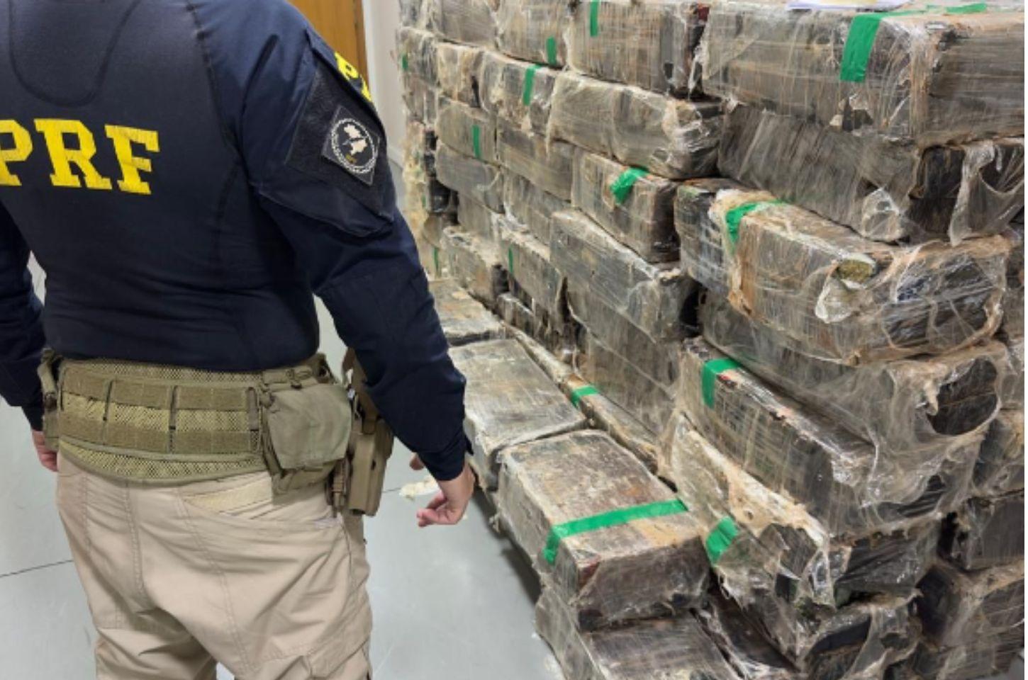 PRF apreende 2 toneladas de maconha escondidas em baú de um caminhão na BR-369, no Paraná