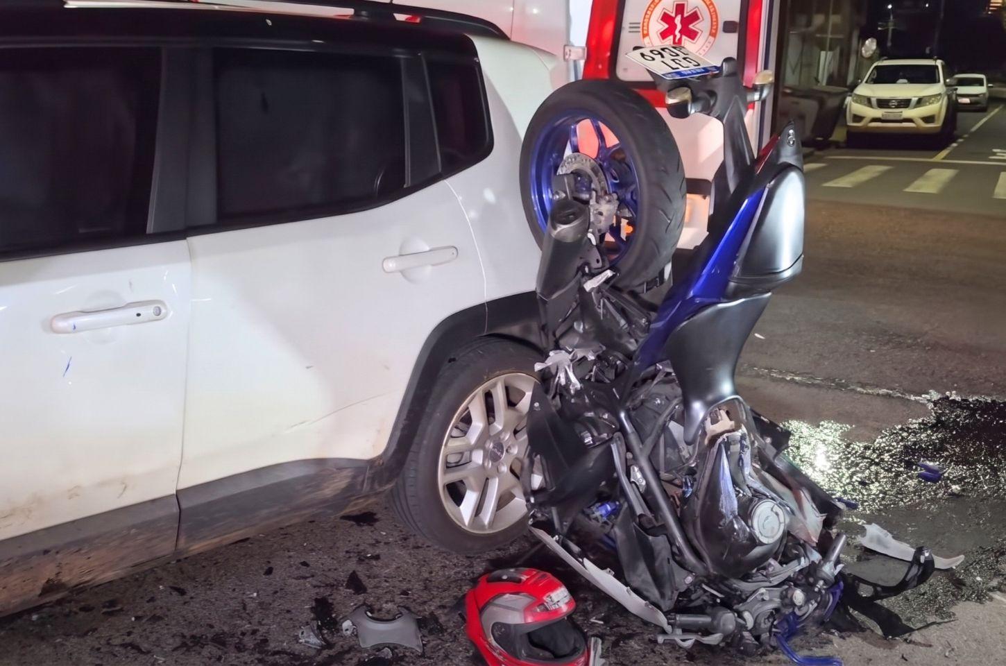 Acidente grave em Maringá deixa casal ferido após violenta colisão entre carro e moto na noite desta sexta feira (30)