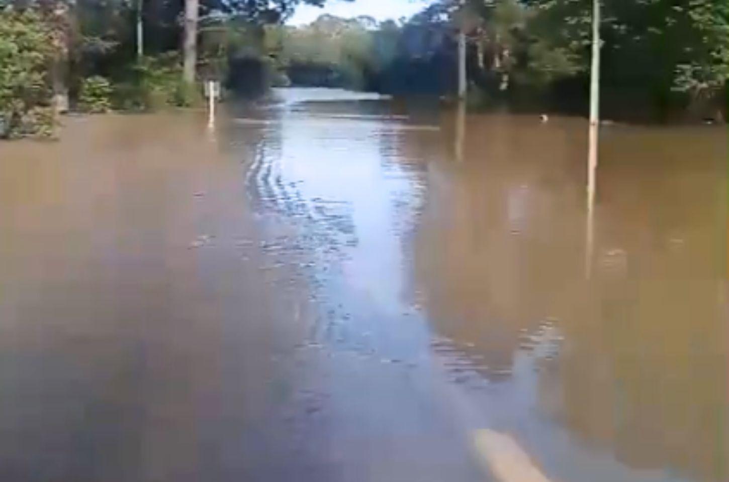 Alagamento severo bloqueia trecho da BR-153 em Rebouças e gera fila de caminhões rumo a Irati