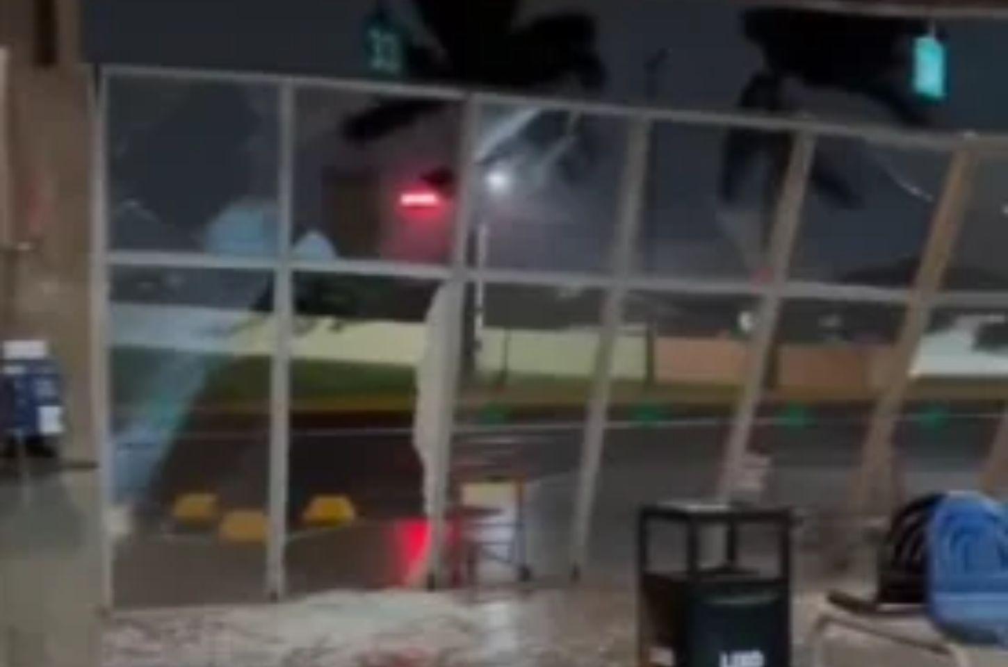 Forte temporal em Londrina causa estragos e destrói vidros da rodoviária nesta manhã