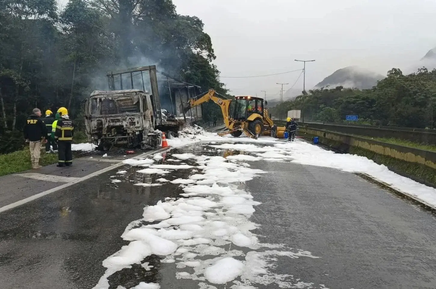 Incêndio em carreta interdita a BR-376 em Guaratuba nesta quinta-feira (01)