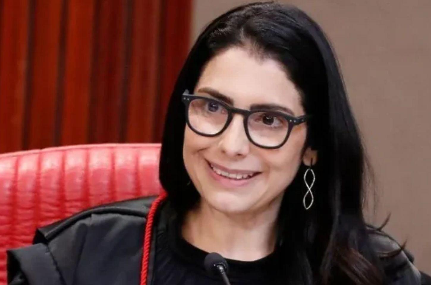 Ministra do TSE que proibiu púlpito vazio já declarou voto em Lula em vídeo que viralizou