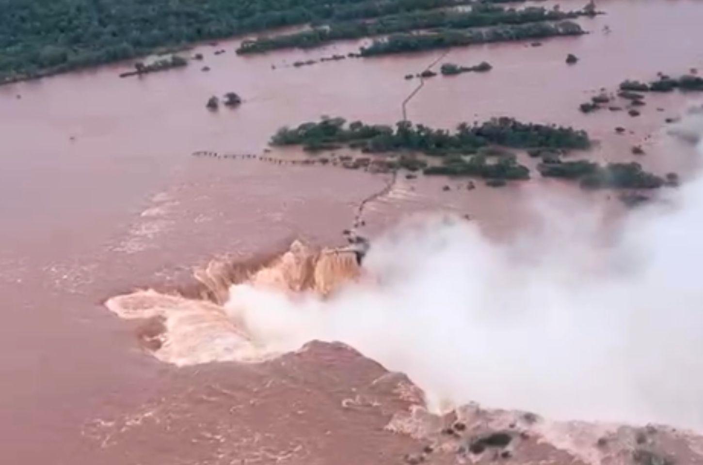 Parque nacional iguazú restringe acceso por crecida histórica del río