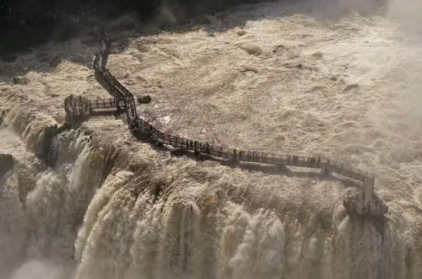 Passarela das Cataratas do Iguaçu é interditada devido ao aumento do volume de água