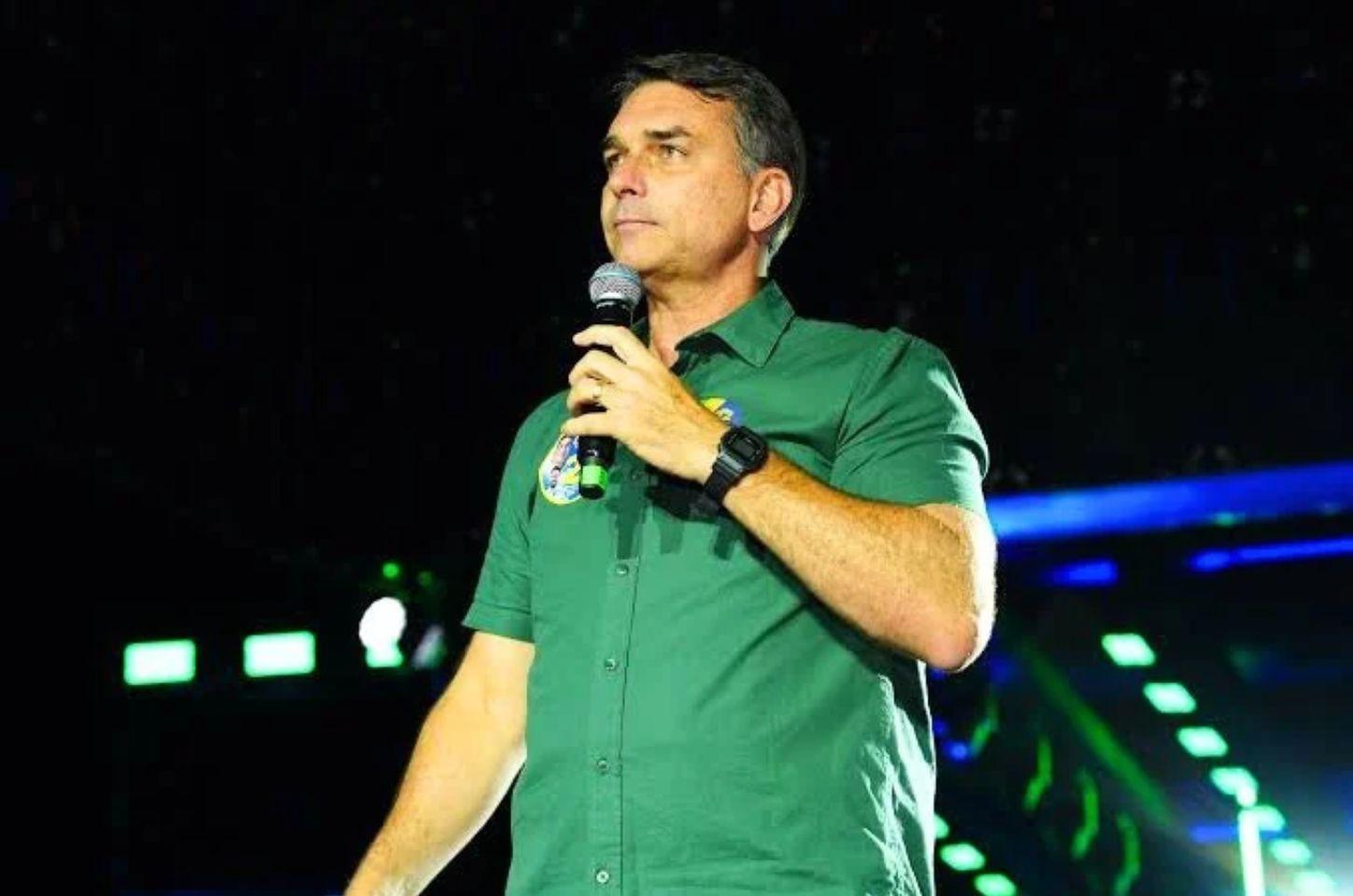 Polícia Federal aciona Argentina para checar suposta viagem de Flávio Bolsonaro ao exterior