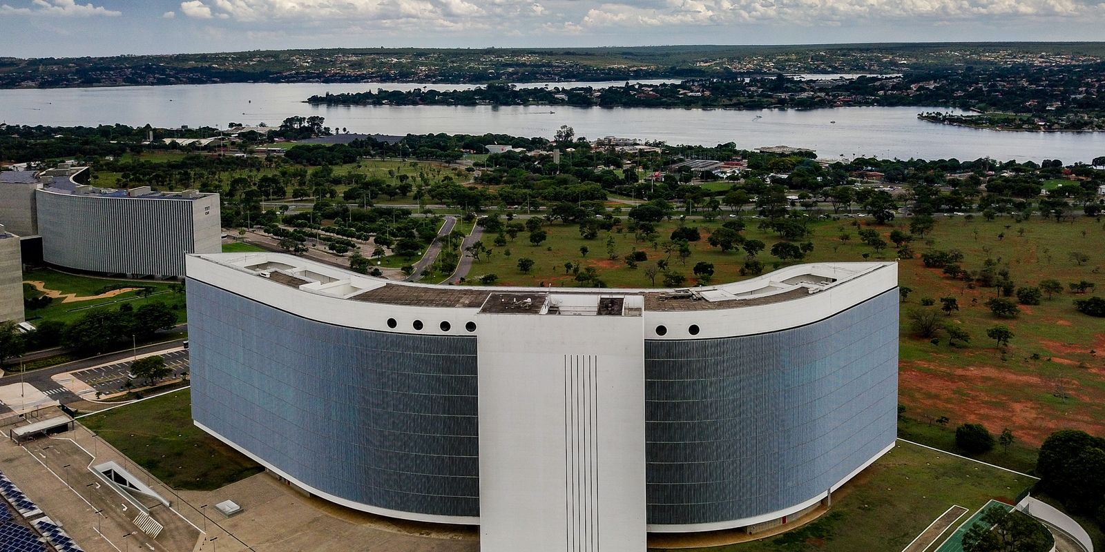 TSE exige igualdade em inteligência artificial após falha com Lula na Meta