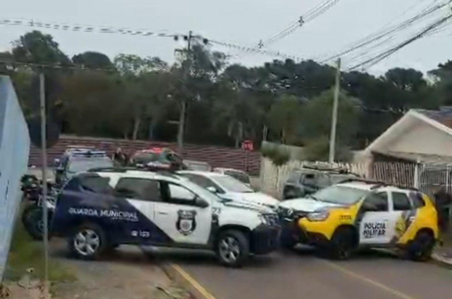 URGENTE: Homem armado invade CMEI e faz crianças e professores reféns em Curitiba