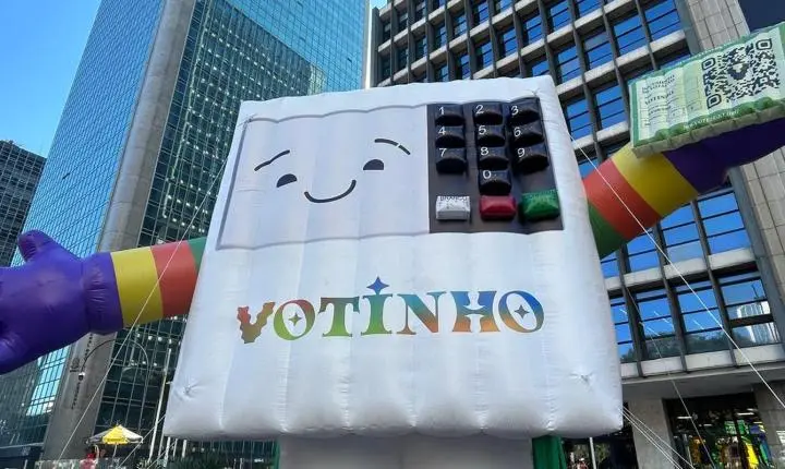 A 30ª Parada do Orgulho LGBT+ de São Paulo enfatiza a importância do voto para a defesa de direitos