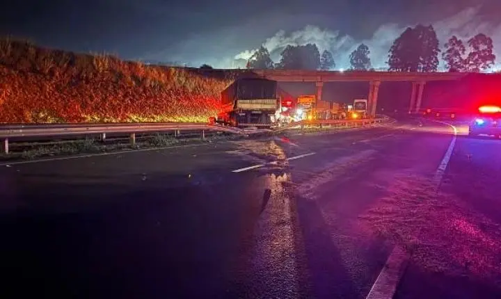 Acidente fatal na BR-376 em Apucarana após caminhão despencar de pontilhão