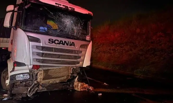 Acidente fatal na BR-376 em Apucarana após caminhão despencar de pontilhão