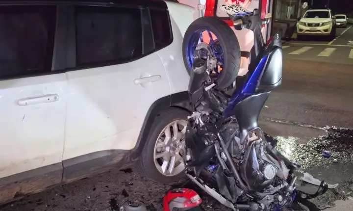 Acidente grave em Maringá deixa casal ferido após violenta colisão entre carro e moto na noite desta sexta feira (30)