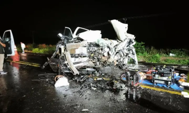 Acidente na BR-376 em Guairaçá entre ônibus de estudantes e caminhonete deixa dois feridos graves