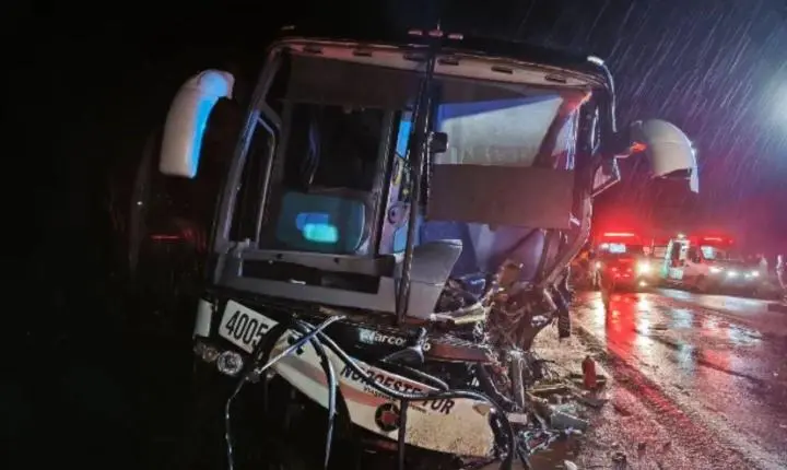 Acidente na BR-376 em Guairaçá entre ônibus de estudantes e caminhonete deixa dois feridos graves