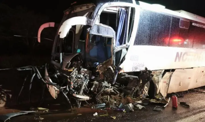 Acidente na BR-376 em Guairaçá entre ônibus de estudantes e caminhonete deixa dois feridos graves