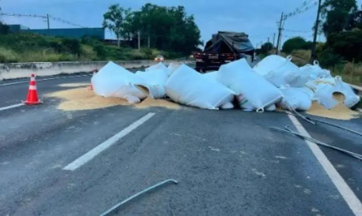 Acidente na BR-376 mobiliza equipes após carreta perder o freio perto de Maringá