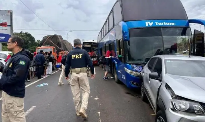 Acidente tipo engavetamento na BR-277 em Foz do Iguaçu deixa dois feridos