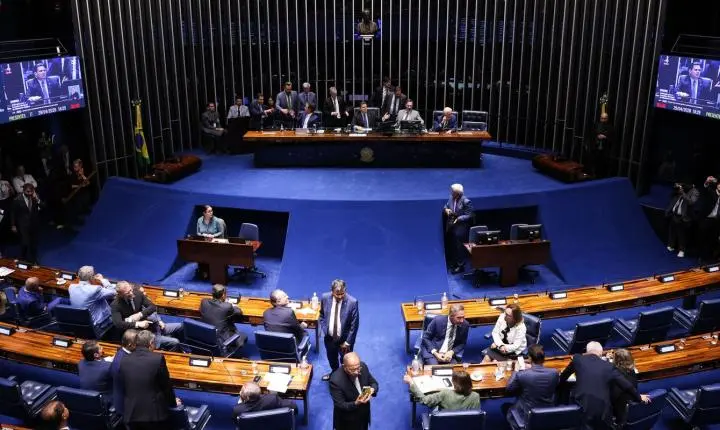 Presidente do Senado trava tramitação da PEC que visa acabar com jornada 6x1