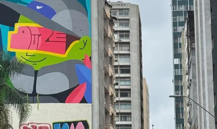 Arte urbana em Curitiba ganha nova empena com gralha-azul no centro da cidade