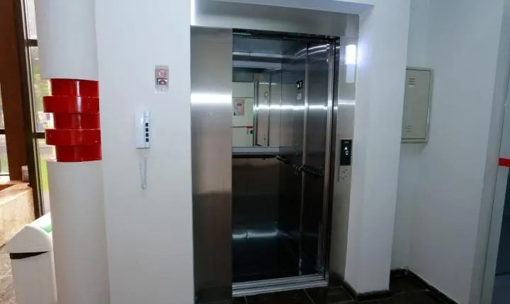 Câmara de Maringá amplia acessibilidade aos gabinetes dos vereadores e demais setores com novo elevador